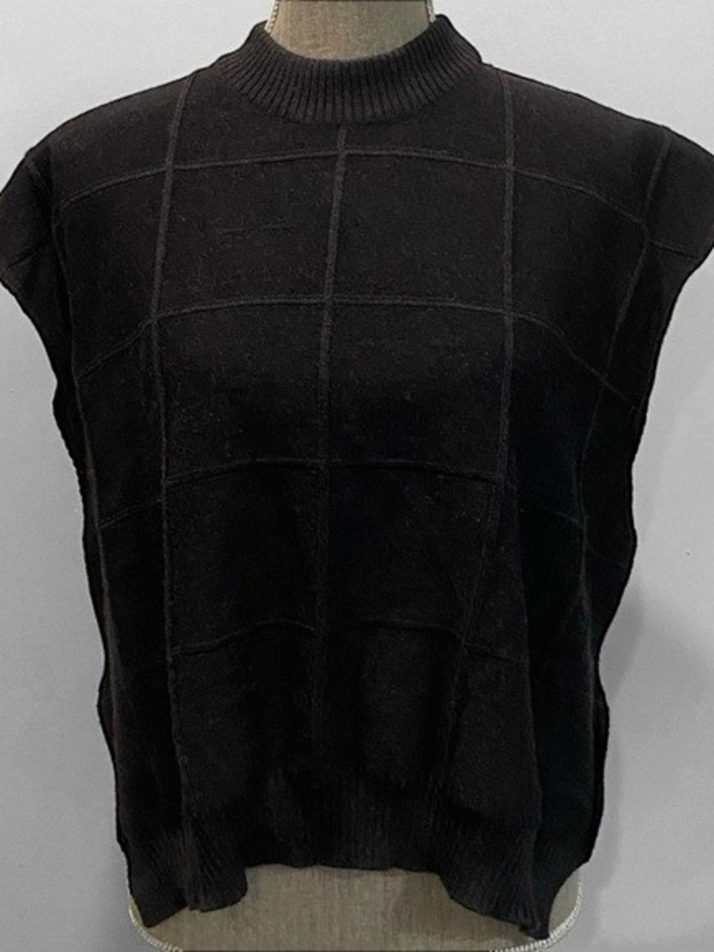 Men’s Black Sleeveless Knit Sweater Vest - Picture 4 of 5